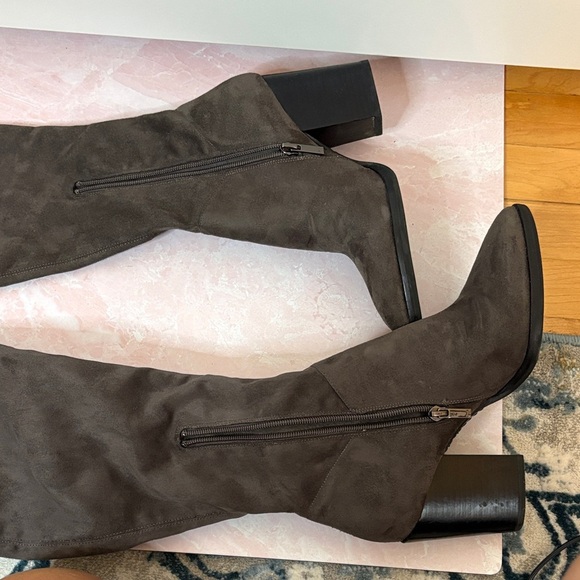 Women's Gray Suede Knee-High Boots. - Picture 9 of 10